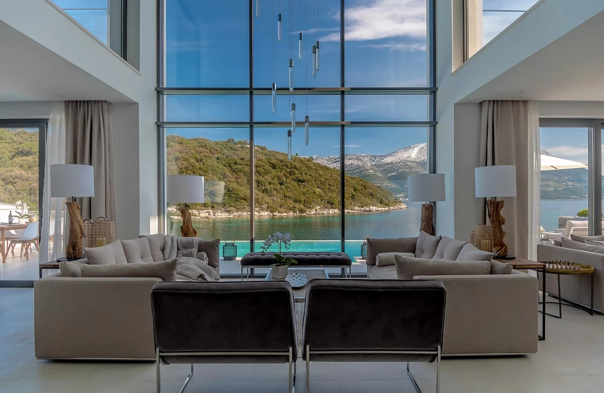 Also in dubrovnik and Hvar you can find a lot of modern luxury villa, villas for a longer stay. It is really wearth travel to.