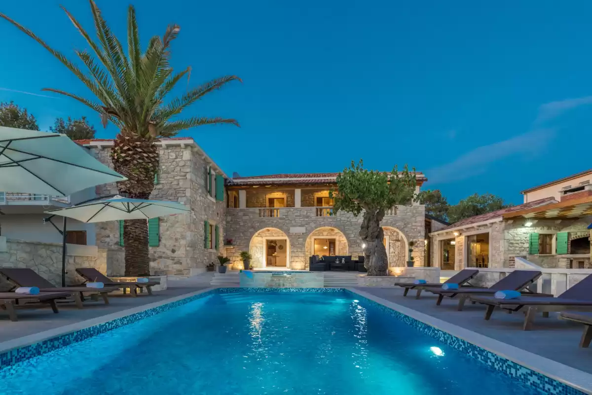 Luxury Villa, Villas for living and rental equipped with pool. Contact us. Private Gym air conditioned, fully equipped with private pool, living room and air conditioning.