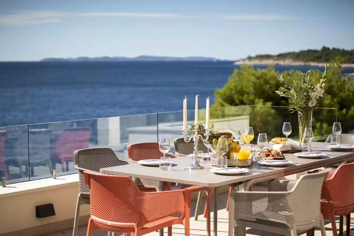 Puno luksuznih villa uz more, dalmacija, istra, dubrovnik. Hrvatska ima veliki izbor villa.