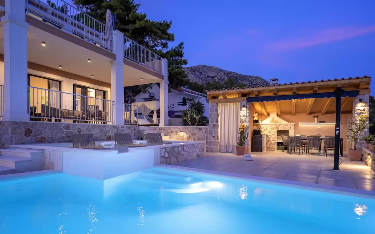 Vile s bazenom za vaš odmor, kuće uz more s predivnim pogledom. Luksuzna Villa i smještaj u Istri - Hrvatska. Pošaljite broj osoba, vrijeme i cijene u upit. Molimo da pitate jesu li ljubimci dozvoljeni i koji je minimum stay.