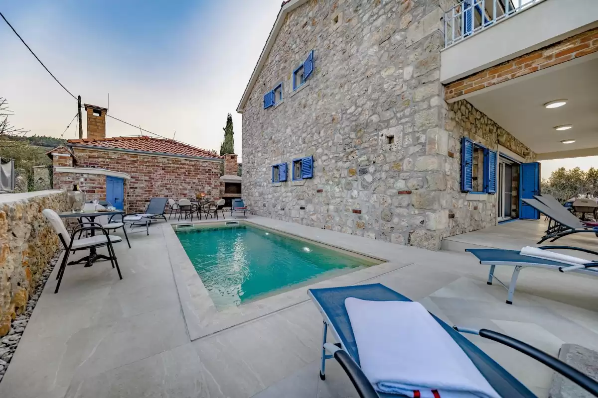 We are here to help you in your search for property for reviews of house acommodation in Dubrovnik , Brac, Trogir.
