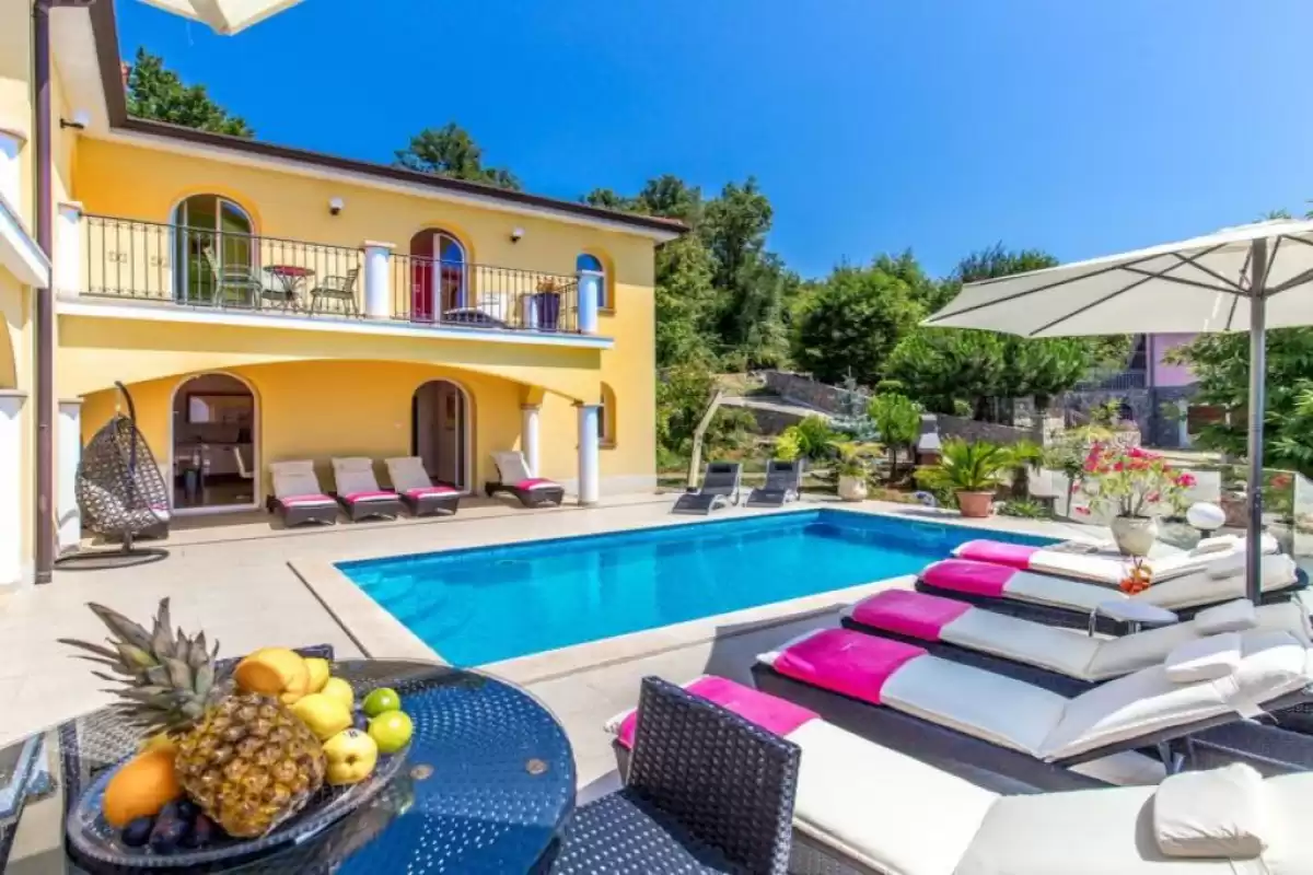 This Villa is one of the Villas in Croatia with pool for large groups. Here you can book a perfect, luxury holiday near the beach.  It is wearth to travel to this location. This Villa offers you sleeps near town, best views on your holidays. Also on Brac island and in dubrovnik region, hvar town. These are the croatian villas.