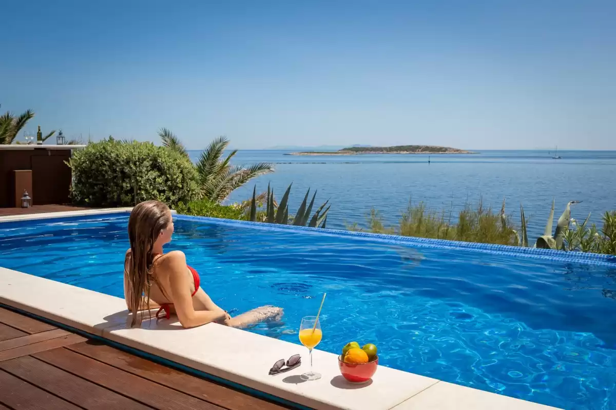Reisen Sie in Ihren Urlaub in eine luxury villa mit pool blick und pool jacuzzi. Villa Kroatien.