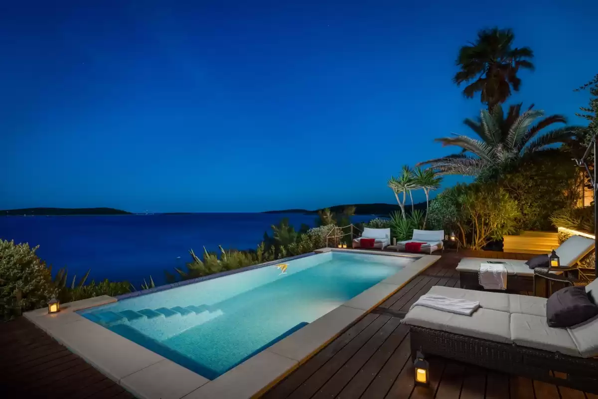 Reisen Sie in Ihren Urlaub in eine luxury villa mit pool blick und pool jacuzzi. Villa Kroatien.