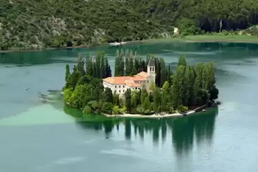 Idyllische Flucht zum Kloster auf Visovac Insel im Nationalpark Krka