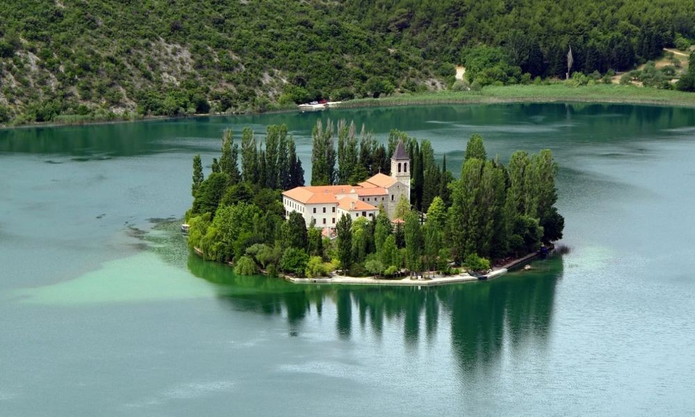 Idyllische Flucht zum Kloster auf Visovac Insel im Nationalpark Krka