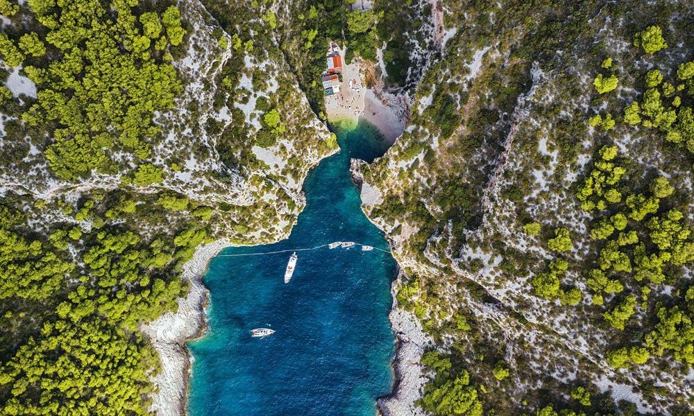 Plaza Stivine in Kroatien, die Bucht in Kroatien bietet entlang der Riviera den schönsten Sandstrand. Genießen Sie den Sandstrand Zlatni Rat. Auch in Istrien gibt es schönste Strände in Kroatien.