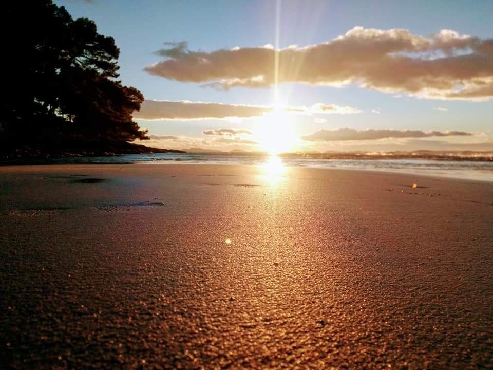 Der beste Strand auf einer Insel in Sibenik, Dalamtien und Kroatien für den Urlaub. In dieser Region findet sich eine lange Liste mit Sehenswürdigkeiten und Altstadt mit Riviera. Unterkunft und Restaurants und Strände in Sibenik, Kroatien. Strand Slanica Murter.