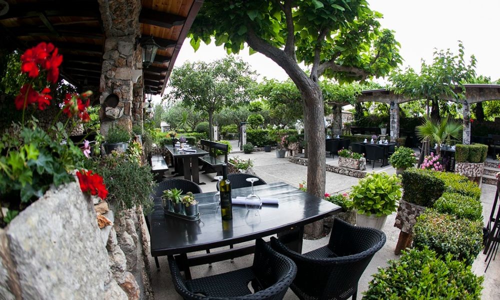 Restaurant Mali Raj in the town of Bol on the Island of Brač - Adriatic Luxury Villas