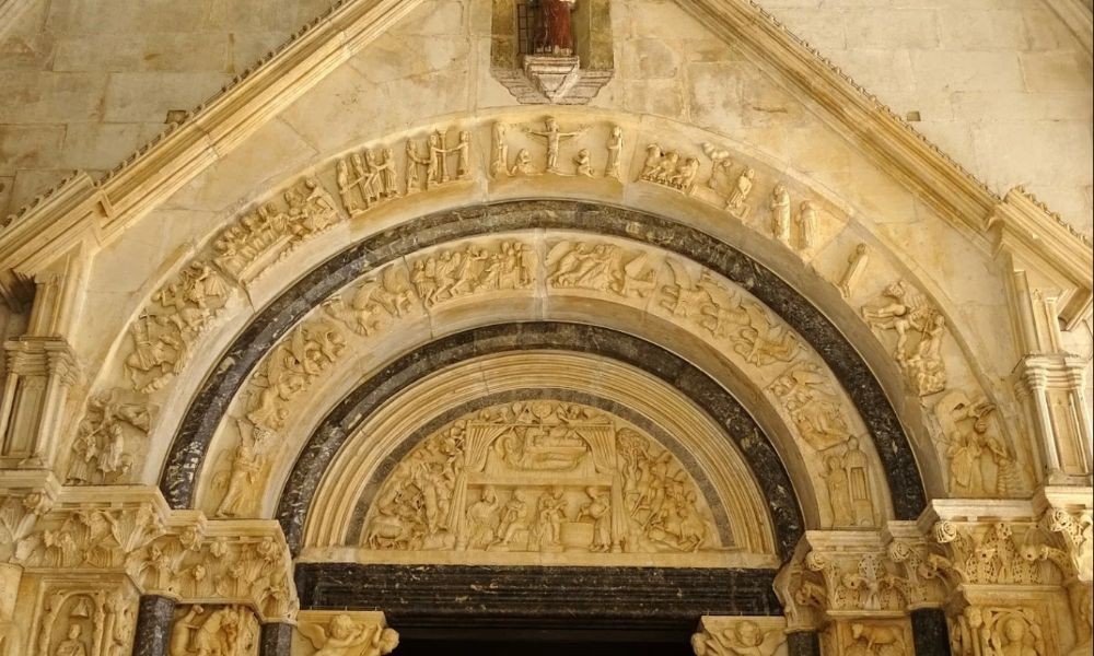 Vrata Katedrale sv. Lovre Trogir Hrvatska - Adriatic Luxury Villas