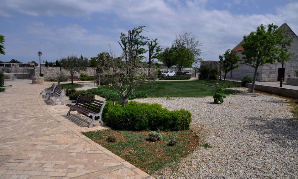 Memorial park of Petar Zoranić in Nin - Kirche in der Nähe von Zadar, Dalmatien, Kroatien. Ausflüge zu den umliegenden Stränden lohnen sich.