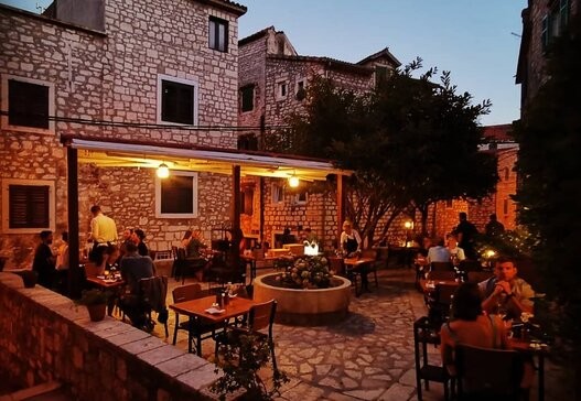This is one of the best restaurants in Sibenik with good croatian seafood. European mediterranean Restaurants in Šibenik.
