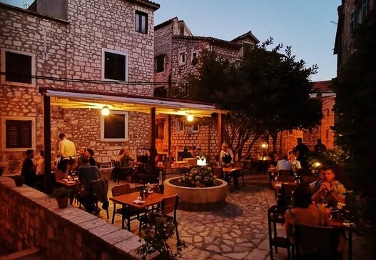 Ovo je Restoran u Šibenik, koji spada u naš izbor.