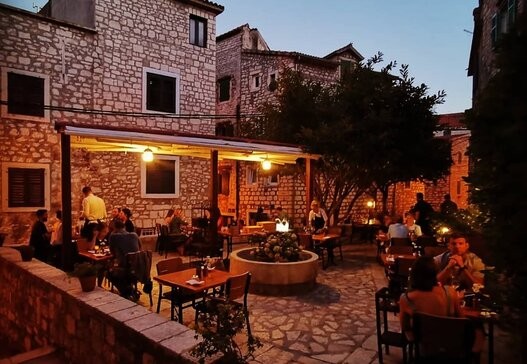 Ovo je Restoran u Šibenik, koji spada u naš izbor.