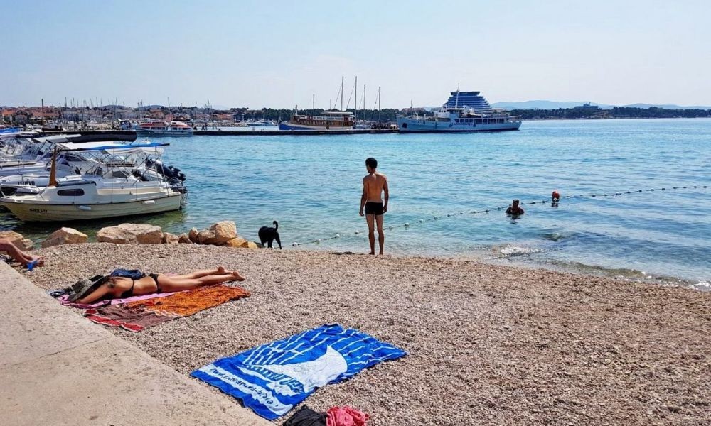 Strand Stara skola Vodice für Hunde - Adriatic Luxury Villas, Haustierfreundliche Küste mit offiziellen hundestrände, hotels. Auch in Istrien und krk, inslen, können vierbeiner auf stränden und im Ferienhaus verweilen.  
