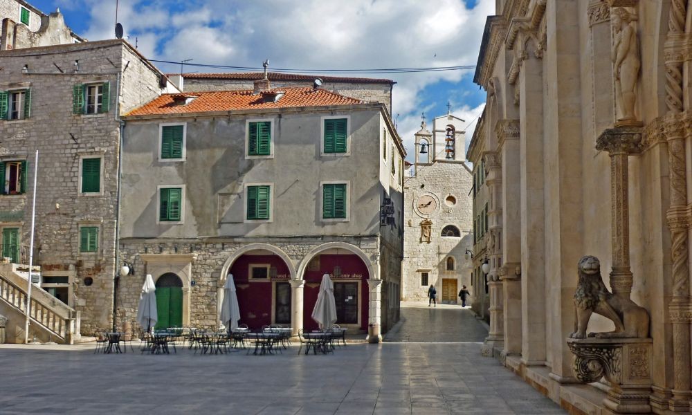 Platz der Republik in Šibenik - Muss sich auf der Liste der Sehenswürdigkeiten finden.