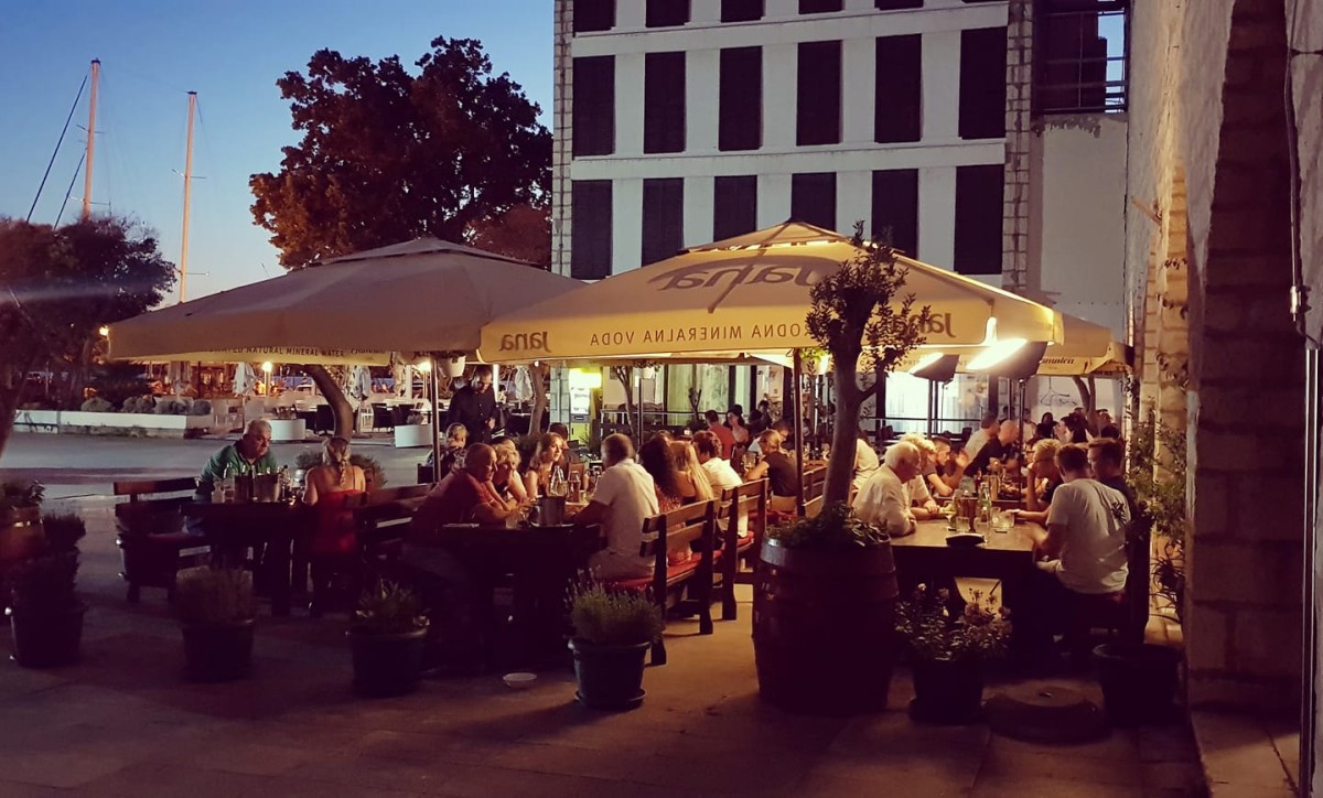 Das Restaurant in Sibenik mit tollen Meeresfrüchte , Dalmatien ist auch 2022 unter den Besten. Solche Restaurants gibt es auch in der Kvarner Bucht , Jurja Dalmatinca