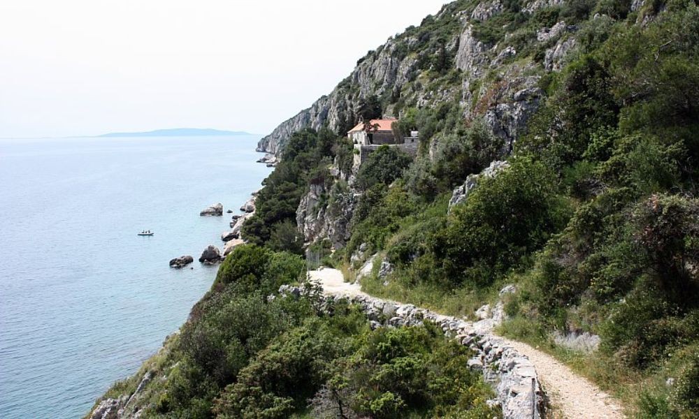 schöne Eremitenkirche auf der Insel Ciovo bei Trogir Kroatien - Adriatic Luxury Villas