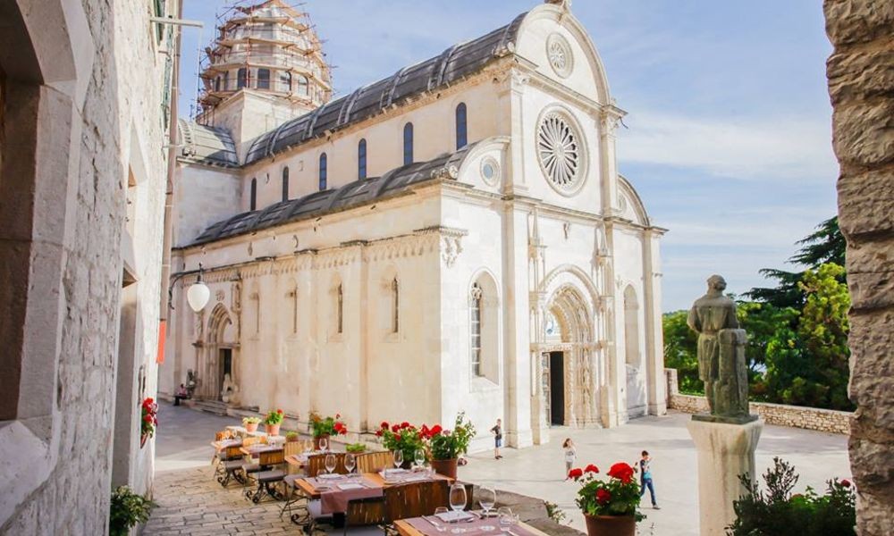 Pelegrini Šibenik ist ein Restaurant in Sibenik, Kroatien, für echte Gourmet und Wein Liebhaber. In der Nähe findet sich ein Hotel.