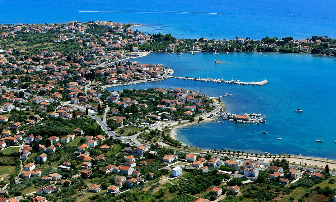 In Sukosan finden Sie viele, Hotels, Ferienwohnung. Hier in Zadar, Kroatien ist das die größte Marina Dalmacija.
