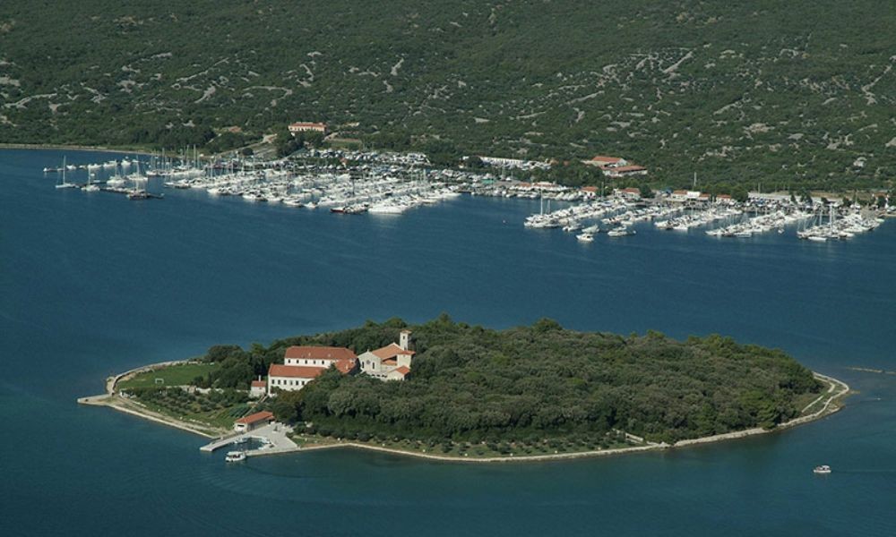 Insel Kosljun bei Krk in der Bucht von Punat - Adriatic Luxury Villas