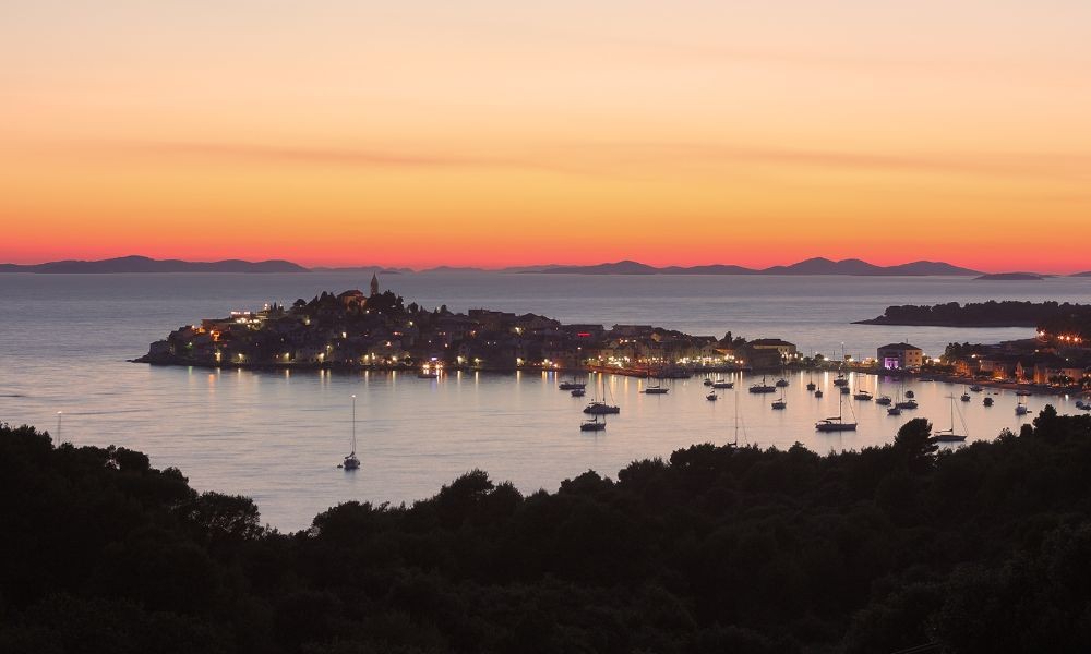 Verbringen Sie Ihren Urlaub in Kroatien. Im Zentrum gibt es viele informationen und Ferienwohnungen. Auf der Suche werden sie auf eine Bucht in der Region stoßen. Wenige Kilometer trennen Sie von Unterkunft und Ausfüge.