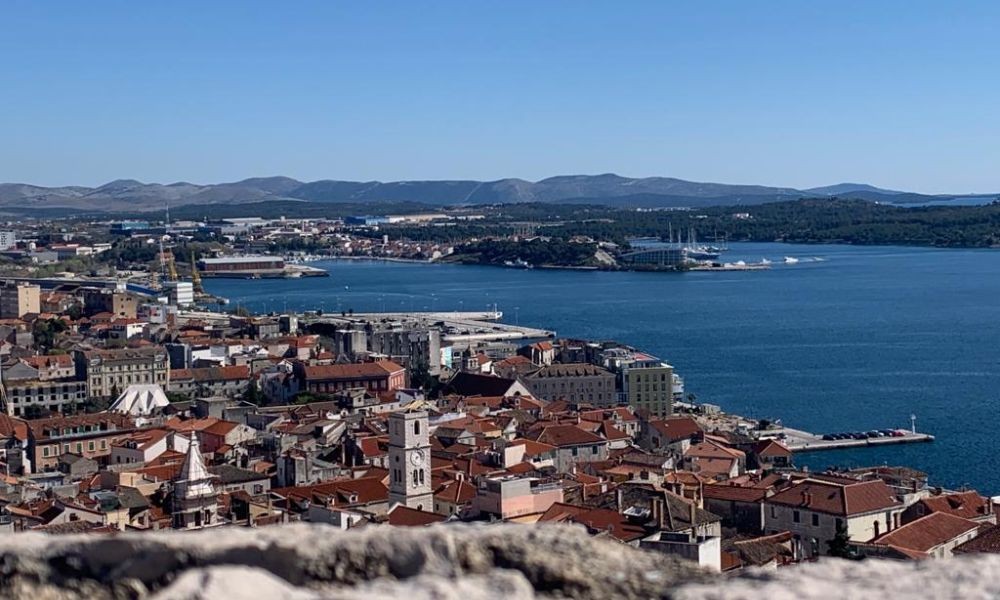 Ausblick von der Festung des Hl. Mihovil auf Šibenik - Unesco Stadt in Dalmatien, Kroatien.