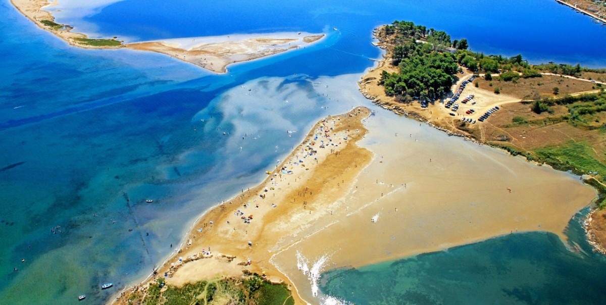 Zračni pogled na Kraljičinu plažu u Ninu, prekrasnu pješčanu plažu s plitkim vodama, okruženu kristalno čistim morem i zelenim krajolikom