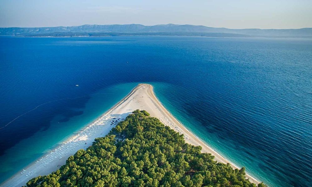 Plaza zlatni rat in Kroatien, die Bucht in Kroatien bietet entlang der Riviera den schönsten Sandstrand. Genießen Sie den Sandstrand Zlatni Rat mit Sand. Auch in Istrien gibt es schönste Strände in Kroatien. Tipps - in Medulin können Sie die Adria in Istrien geniessen.