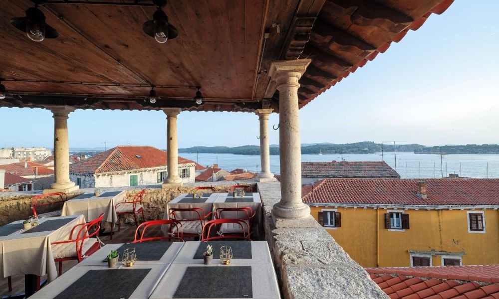 Restaurant & Wine Bar Galbiani u Šibenik, Hrvatska, priprema dobro jelo i jedno je od najbolji restorani u hrvatska. Objavljuju jelo i na facebook.  Dobra Hrana i stari grad u šibenski gastro županija.  Dobra Hrana i stari grad u šibenski gastro županija.