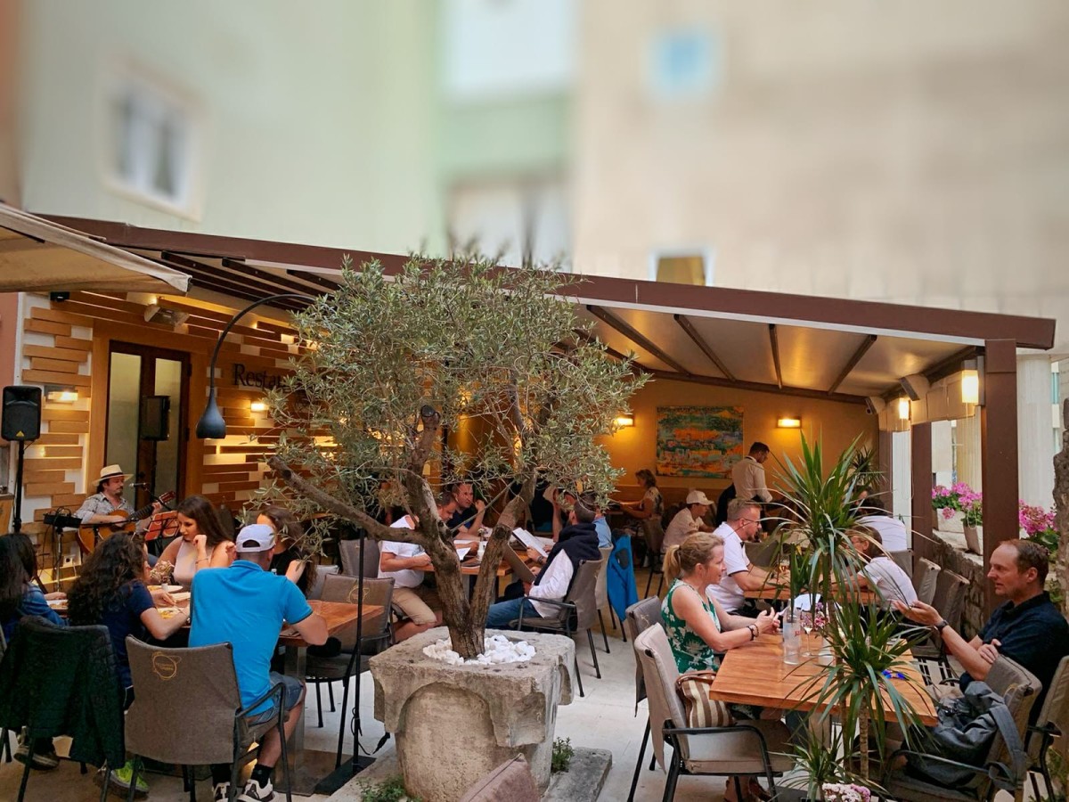 In diesem Restaurant in Kroatien können Sie gute risotto, Wein und Spezialitäten, Fisch kosten. In dieser Stadt in dalmatien gibt es viele Hotel. Hier in diesem Restaurant in Zadar wird der Käse aus Pag benutzt.