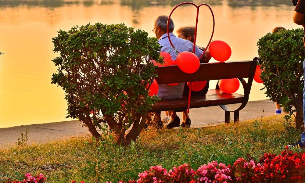 Kissing Bench in Nin - Ausflüge mit Blick auf Strände in Dalmatien, Kroatien. 