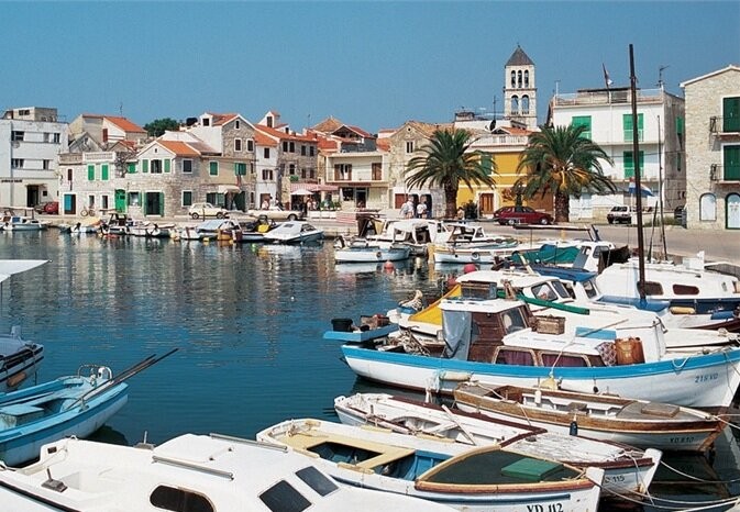 Verbringen Sie Ihren Urlaub in Kroatien. Im Zentrum gibt es viele informationen und Ferienwohnungen. Auf der Suche werden sie auf eine Bucht in der Region stoßen. Wenige Kilometer trennen Sie von Unterkunft und Ausfüge.