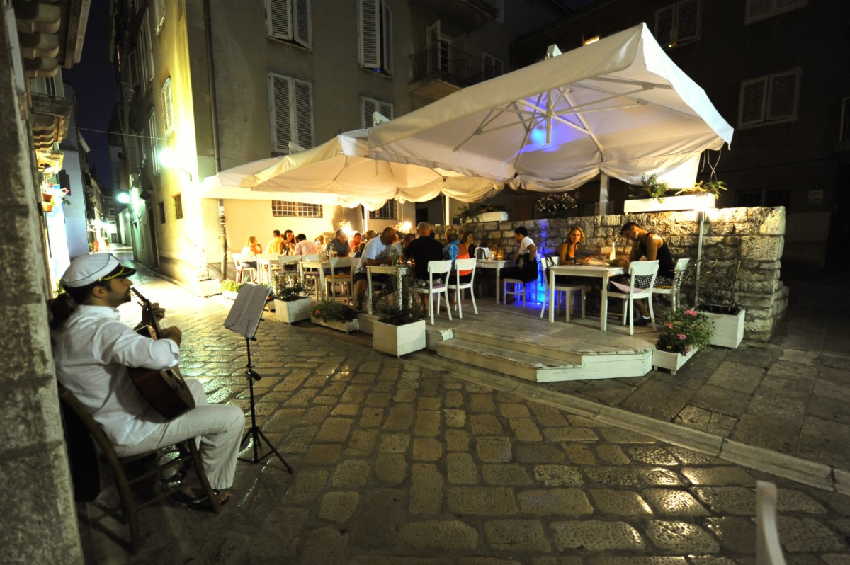 In diesem Restaurant in Kroatien können Sie gute risotto, Wein und Spezialitäten, Fisch kosten. In dieser Stadt in dalmatien gibt es viele Hotel. In der Nähe der tri bunara, Zadar Zadar.