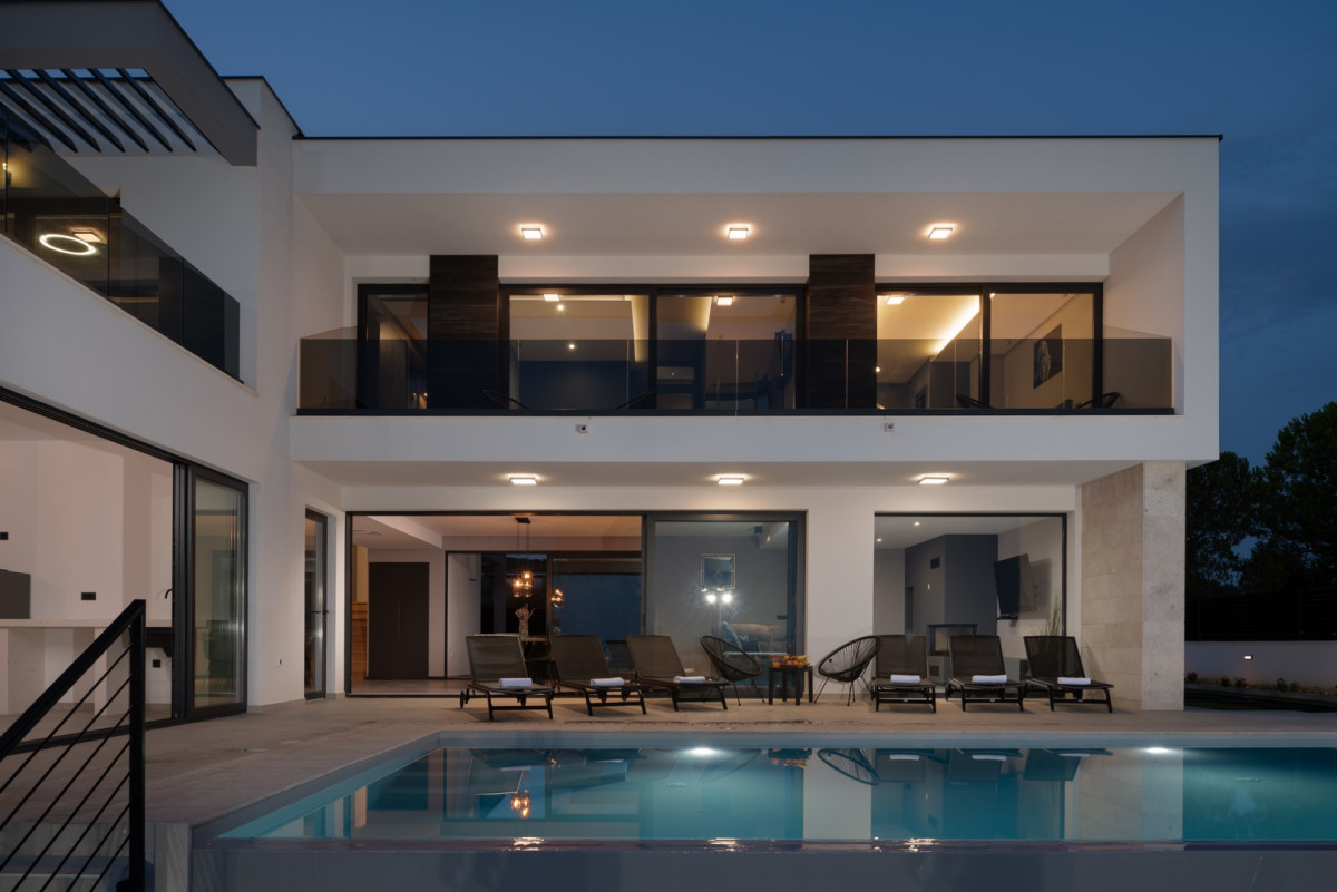 Smještaj nudi dosta sobe i privatni bazen. Cijene € su na stranici dostupne. 