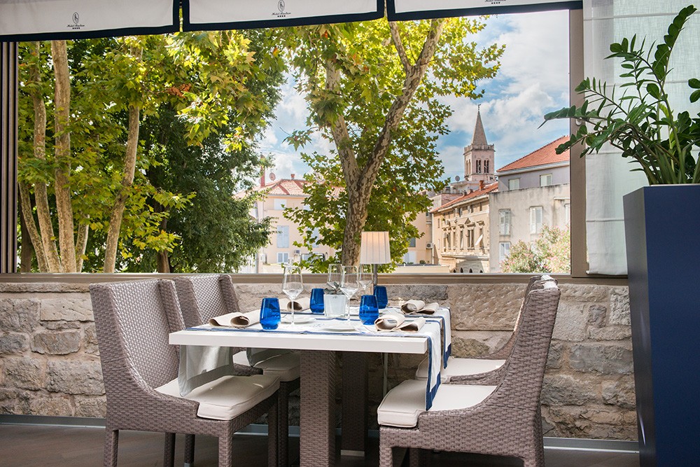 In diesem Restaurant des Hotels in Kroatien können Sie gute risotto, Wein und Spezialitäten, Fisch kosten. In dieser Stadt in dalmatien gibt es viele Hotel.