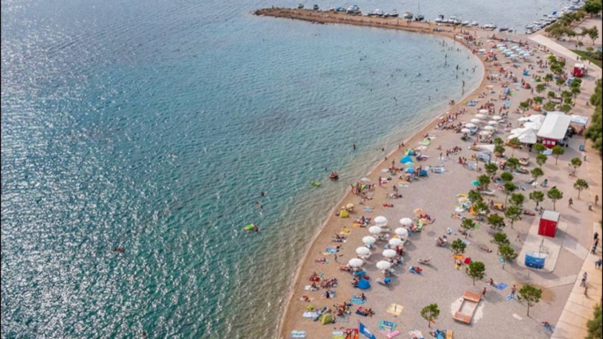 Ova plaža je također jedna od najboljih plaža u Šibeniku. Mnogi turisti vole putovati ovamo, jer ovdje možete pronaći puno popularnih stvari i popularnih restorana i parkova u Šibeniku. Hrvatska ima mnogo otoka, ali Vodice su također vrlo popularno mjesto. More je čisto, pa vodič preporučuje putovanje na ovo mjesto. Nije tisno za djecu i ovdje možete provesti super dan.