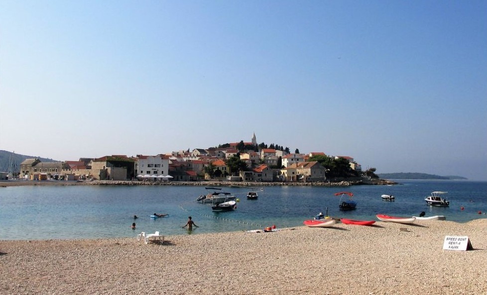 Strand mit Blick auf die Altstadt von Primosten in Dalmatien Kroatien - Adriatic Luxury Villas