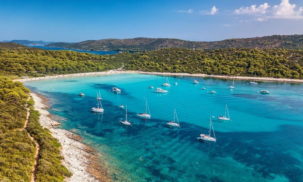 Sakarun beach Dugi Otok Island - Kroatien bietet die schönsten Strände und hotels für den Urlaub auf den Inseln im Süden. In der Nähe sind auch FKK Sanstrand. Tipps - in Medulin können Sie die Adria in Istrien geniessen.