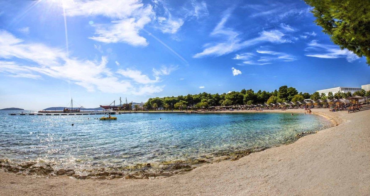 Solaris beach resort je vrlo popularno mjesto hrvatske u Šibeniku. Ima jednu od najboljih plaža i čisto more i puno zanimljivosti. Šibenik ima park. Mnogi turistički vodiči savjetuju putovanja na ovo mjesto.