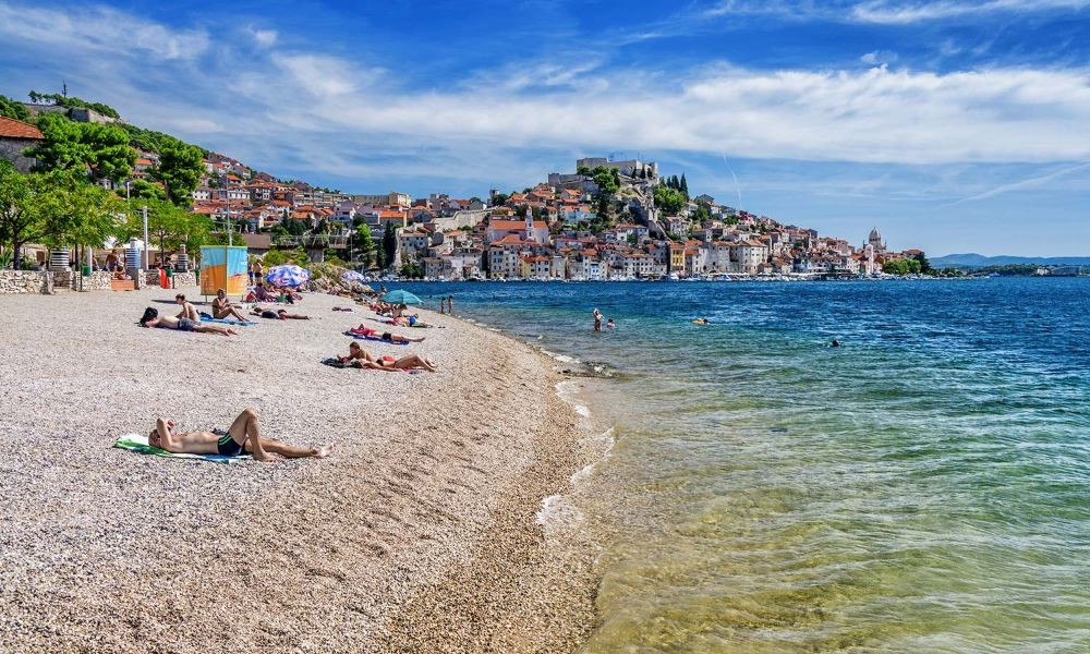 Strand Banj in Šibenik - Šibenik zählt einige gute Strände.