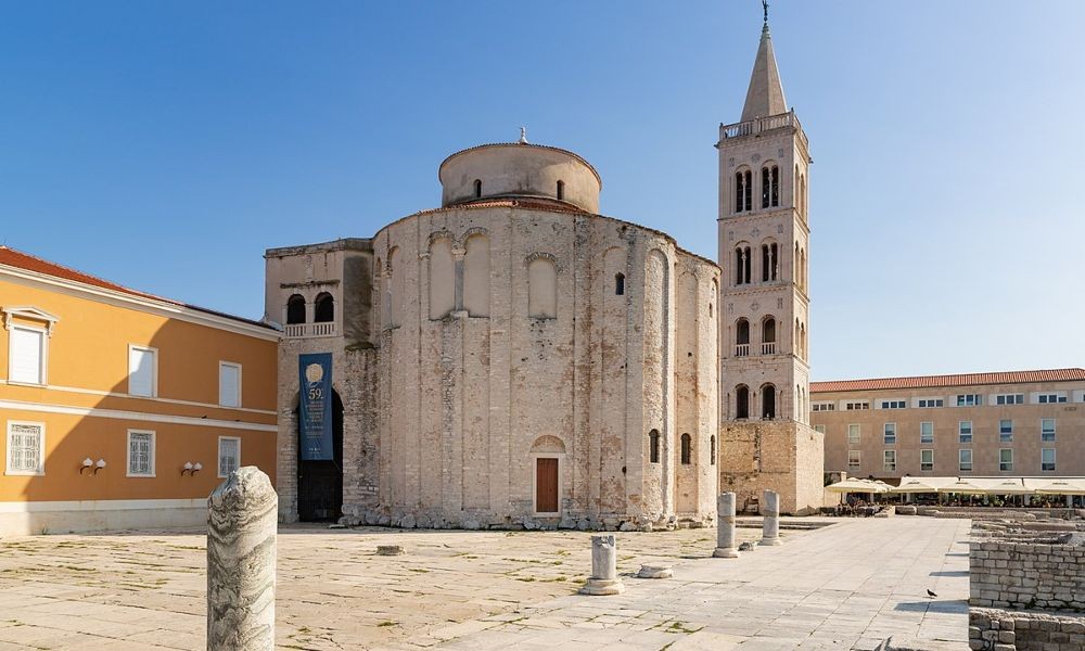 In Dalmatien gibt es viele Strände für einen Urlaub. Der Nationalpark Paklenica ist in der Nähe.