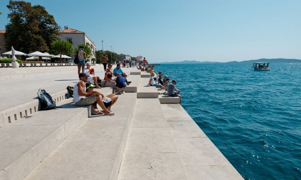 Reisen Sie nach dalmatien, sehen Sie die Meeresorgel, paklenica und genießen Sie den Urlaub am Strand.