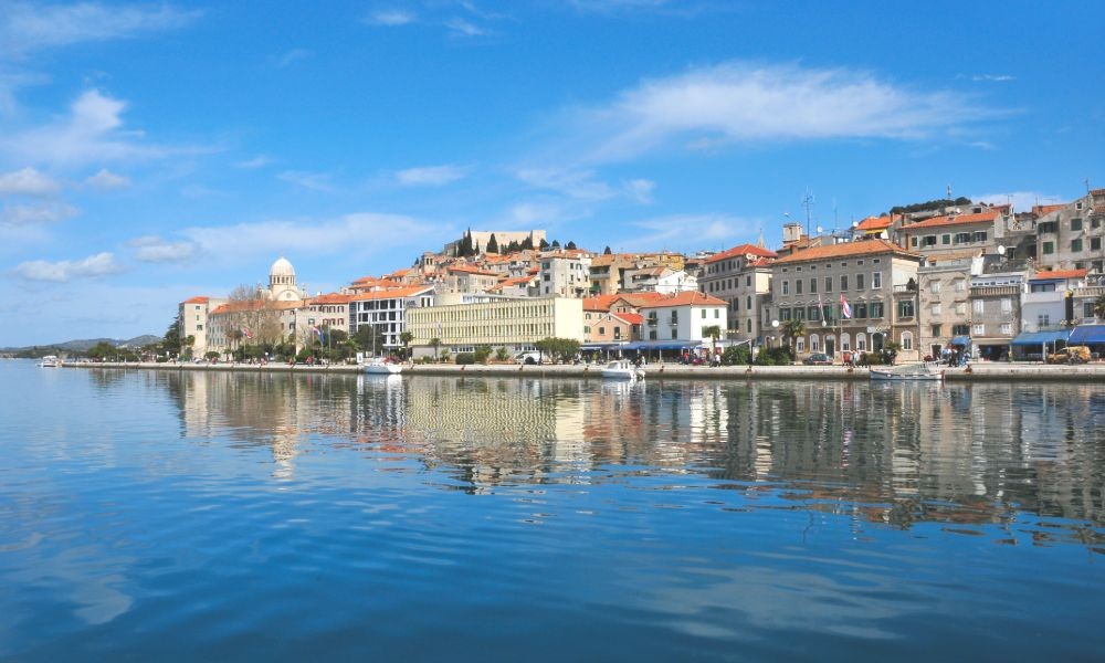 Altstadt von Šibenik mit Sehenswürdigkeiten und Hotel - Unesco Stadt mit Festung Šibenik, Kroatien, Dalmatien.