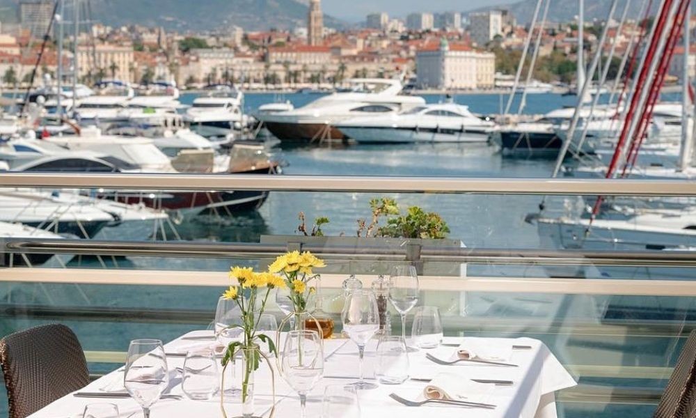 Zrno soli befindet sich in der Stadt Split in Kroatien. Auch hier finden Sie viele Fisch und Fleisch Spezialitäten. Dies ist ein traditionelles Food Restaurant. Hier könne sie gut essen in Kroatien. Split essen - Frischer Fisch.