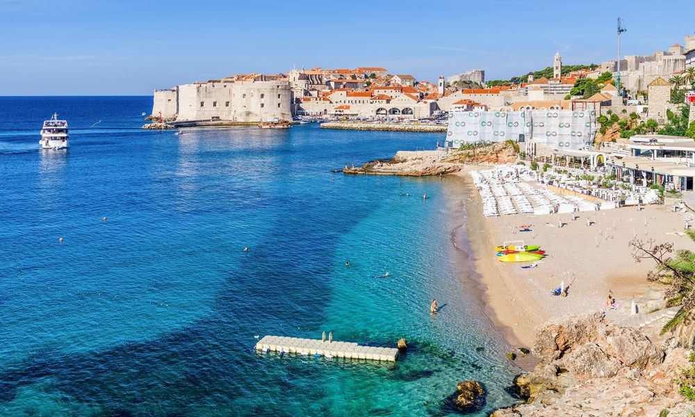 Banje beach Dubrovnik - Plaza Banje in Kroatien, die Bucht in Kroatien bietet entlang der Riviera den schönsten Sandstrand. Genießen Sie den Sandstrand Zlatni Rat. Tipps - in Medulin können Sie die Adria in Istrien geniessen.