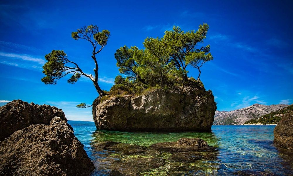 Punta Rata beach Brela - Sakarun beach Dugi Otok Island - Kroatien bietet die schönsten Strände und hotels für den Urlaub auf den Inseln im Süden. In der Nähe sind auch FKK Sanstrand.