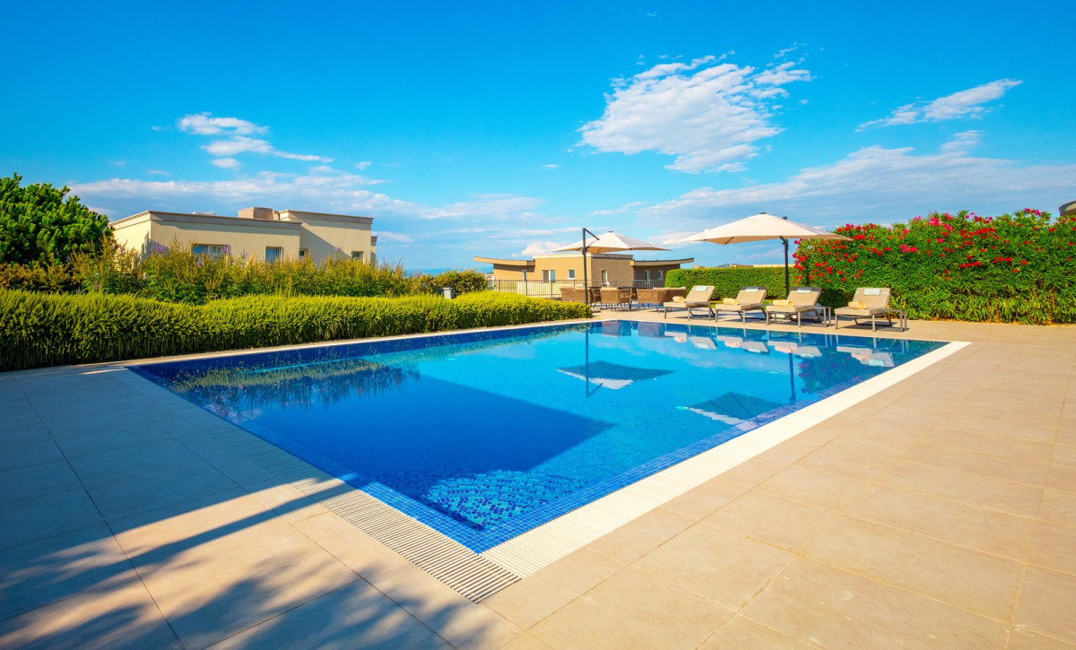 Large pool with sun loungers and parasols and a glimpse of the sea, Villa Lusso Mare in Savudrija, Istria