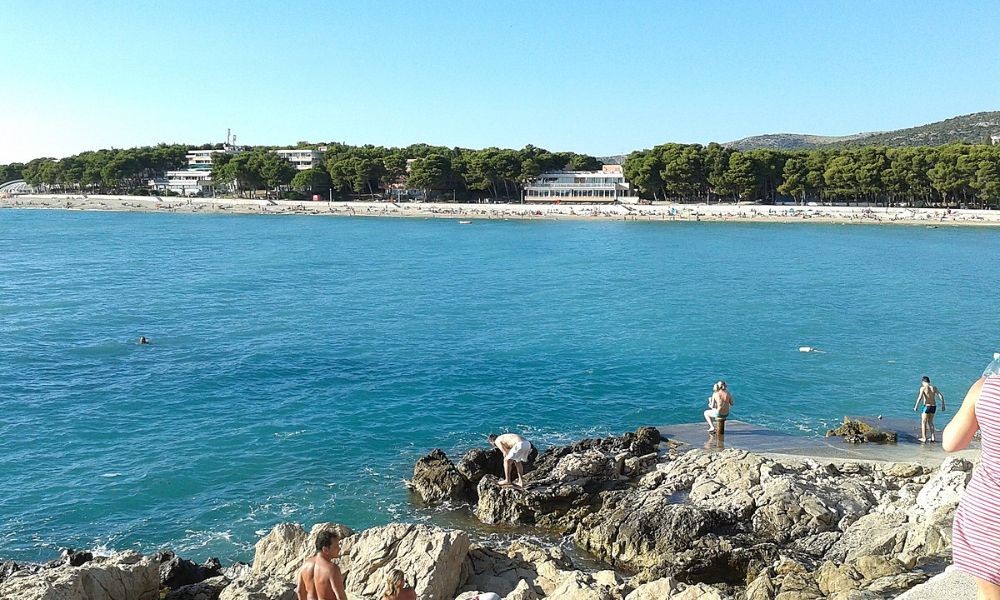 Felsiger Strand in Primosten in Dalmatien Kroatien - Adriatic Luxury Villas