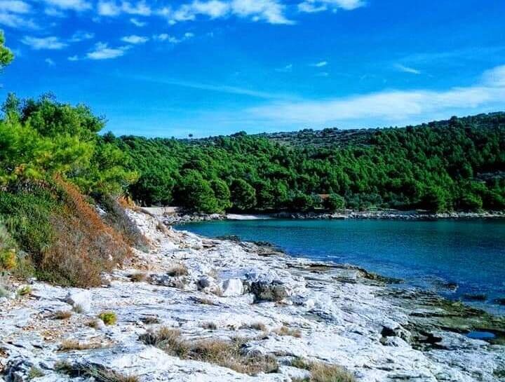 Erleben Sie wundervolle Dinge in der Bucht am besten Strand einer Insel in Sibenik, Dalmatien und Kroatien. Die beste Region für Ihren Urlaub mit den besten Sehenswürdigkeiten nahe der Riviera Trogir. Unterkunft und Restaurants und Strände in Sibenik, Kroatien.